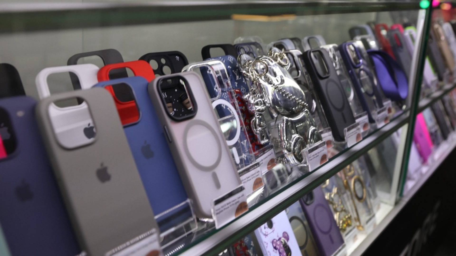 LUX STORE | Острів мобільних аксесуарів 2 поверх